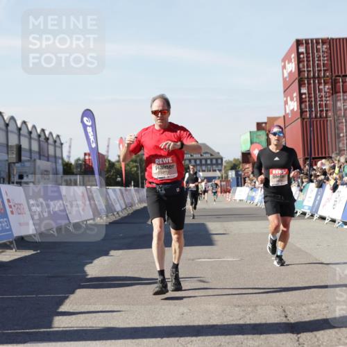 03.10.2025 - Köhlbrandbrückenlauf Jannik Wohlers http://msf.ph/oto/9113145 03.10.2025 13:01:10 Ziel 4039, 4140, 4407, 4425, 4512, 4737, 5779, 6614 meine-sportfotos.de