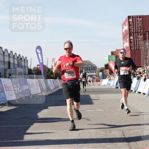 03.10.2025 - Köhlbrandbrückenlauf Jannik Wohlers http://msf.ph/oto/9113158 03.10.2025 13:01:10 Ziel 4039, 4140, 4407, 4425, 4512, 4737, 5779, 6614 meine-sportfotos.de