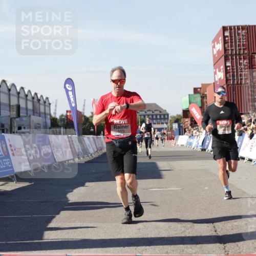 03.10.2025 - Köhlbrandbrückenlauf Jannik Wohlers http://msf.ph/oto/9113170 03.10.2025 13:01:10 Ziel 4039, 4140, 4407, 4425, 4512, 4737, 5779, 6614 meine-sportfotos.de