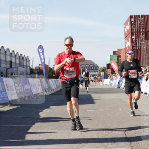 03.10.2025 - Köhlbrandbrückenlauf Jannik Wohlers http://msf.ph/oto/9113177 03.10.2025 13:01:10 Ziel 4039, 4140, 4407, 4425, 4512, 4737, 5779, 6614 meine-sportfotos.de