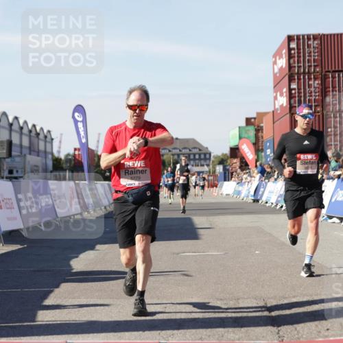 03.10.2025 - Köhlbrandbrückenlauf Jannik Wohlers http://msf.ph/oto/9113200 03.10.2025 13:01:10 Ziel 4039, 4140, 4407, 4425, 4512, 4737, 5779, 6614 meine-sportfotos.de