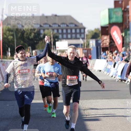 03.10.2025 - Köhlbrandbrückenlauf Jannik Wohlers http://msf.ph/oto/9113208 03.10.2025 13:31:45 Ziel 4415, 4416, 4935, 5057, 5463, 5817, 6072, 6103, 6297, 6452 meine-sportfotos.de