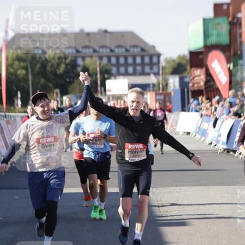 03.10.2025 - Köhlbrandbrückenlauf Jannik Wohlers http://msf.ph/oto/9113215 03.10.2025 13:31:45 Ziel 4415, 4416, 4935, 5057, 5463, 5817, 6072, 6103, 6297, 6452 meine-sportfotos.de