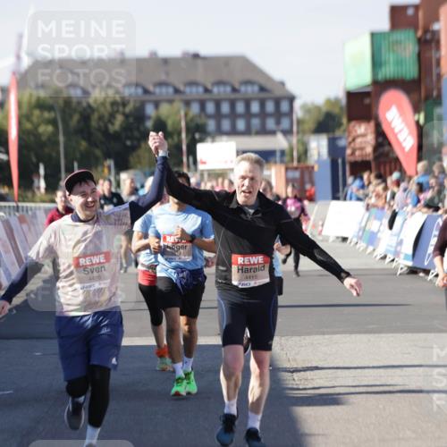 03.10.2025 - Köhlbrandbrückenlauf Jannik Wohlers http://msf.ph/oto/9113221 03.10.2025 13:31:45 Ziel 4415, 4416, 4935, 5057, 5463, 5817, 6072, 6103, 6297, 6452 meine-sportfotos.de