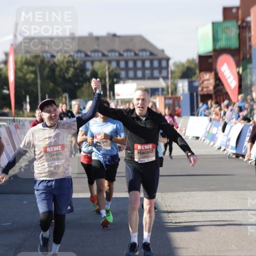 03.10.2025 - Köhlbrandbrückenlauf Jannik Wohlers http://msf.ph/oto/9113229 03.10.2025 13:31:45 Ziel 4415, 4416, 4935, 5057, 5463, 5817, 6072, 6103, 6297, 6452 meine-sportfotos.de