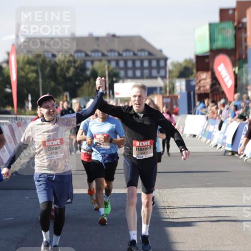 03.10.2025 - Köhlbrandbrückenlauf Jannik Wohlers http://msf.ph/oto/9113232 03.10.2025 13:31:45 Ziel 4415, 4416, 4935, 5057, 5463, 5817, 6072, 6103, 6297, 6452 meine-sportfotos.de