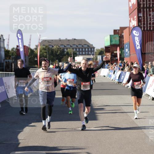 03.10.2025 - Köhlbrandbrückenlauf Jannik Wohlers http://msf.ph/oto/9113245 03.10.2025 13:31:46 Ziel 4415, 4416, 4935, 5057, 5267, 5463, 5817, 6072, 6103, 6297, 6452, 6736 meine-sportfotos.de