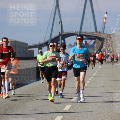03.10.2025 - Köhlbrandbrückenlauf Strokosch-Dieckow http://msf.ph/oto/9113309 03.10.2025 12:43:15 Position 3 4078, 4123, 4114 meine-sportfotos.de