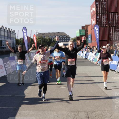 03.10.2025 - Köhlbrandbrückenlauf Jannik Wohlers http://msf.ph/oto/9113391 03.10.2025 13:31:47 Ziel 4415, 4416, 4935, 5057, 5267, 5463, 5817, 6072, 6103, 6297, 6452, 6736 meine-sportfotos.de
