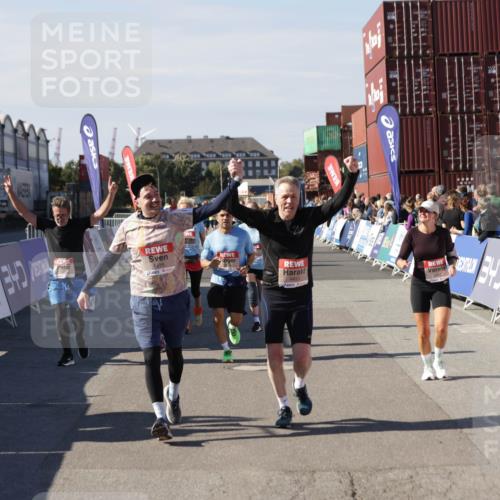 03.10.2025 - Köhlbrandbrückenlauf Jannik Wohlers http://msf.ph/oto/9113420 03.10.2025 13:31:48 Ziel 4415, 4416, 4935, 5057, 5267, 5463, 5817, 6072, 6103, 6297, 6452, 6736 meine-sportfotos.de