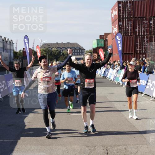 03.10.2025 - Köhlbrandbrückenlauf Jannik Wohlers http://msf.ph/oto/9113428 03.10.2025 13:31:48 Ziel 4415, 4416, 4935, 5057, 5267, 5463, 5817, 6072, 6103, 6297, 6452, 6736 meine-sportfotos.de