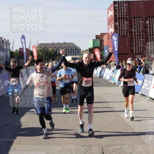 03.10.2025 - Köhlbrandbrückenlauf Jannik Wohlers http://msf.ph/oto/9113442 03.10.2025 13:31:48 Ziel 4415, 4416, 4935, 5057, 5267, 5463, 5817, 6072, 6103, 6297, 6452, 6736 meine-sportfotos.de