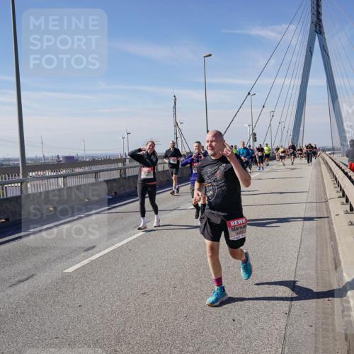 03.10.2025 - Köhlbrandbrückenlauf Michael Burmester http://msf.ph/oto/9113446 03.10.2025 12:55:15 Position 2 5431 meine-sportfotos.de