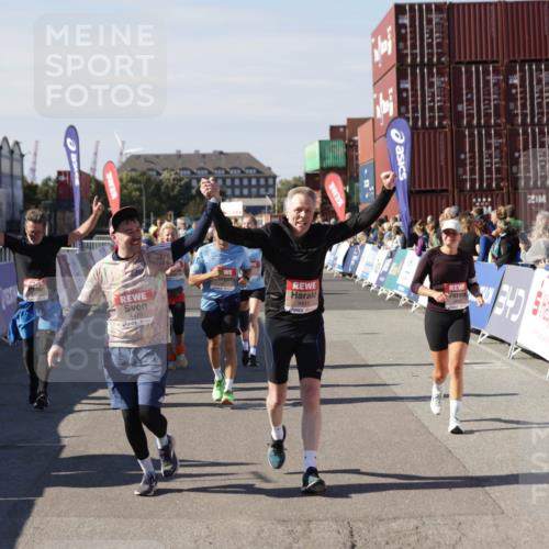 03.10.2025 - Köhlbrandbrückenlauf Jannik Wohlers http://msf.ph/oto/9113448 03.10.2025 13:31:48 Ziel 4415, 4416, 4935, 5057, 5267, 5463, 5817, 6072, 6103, 6297, 6452, 6736 meine-sportfotos.de