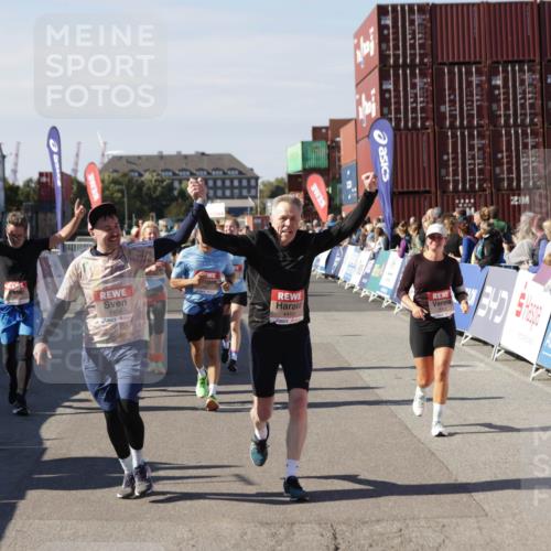 03.10.2025 - Köhlbrandbrückenlauf Jannik Wohlers http://msf.ph/oto/9113456 03.10.2025 13:31:48 Ziel 4415, 4416, 4935, 5057, 5267, 5463, 5817, 6072, 6103, 6297, 6452, 6736 meine-sportfotos.de