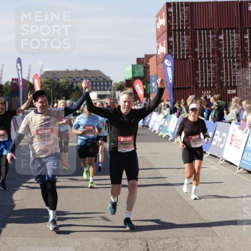 03.10.2025 - Köhlbrandbrückenlauf Jannik Wohlers http://msf.ph/oto/9113460 03.10.2025 13:31:48 Ziel 4415, 4416, 4935, 5057, 5267, 5463, 5817, 6072, 6103, 6297, 6452, 6736 meine-sportfotos.de