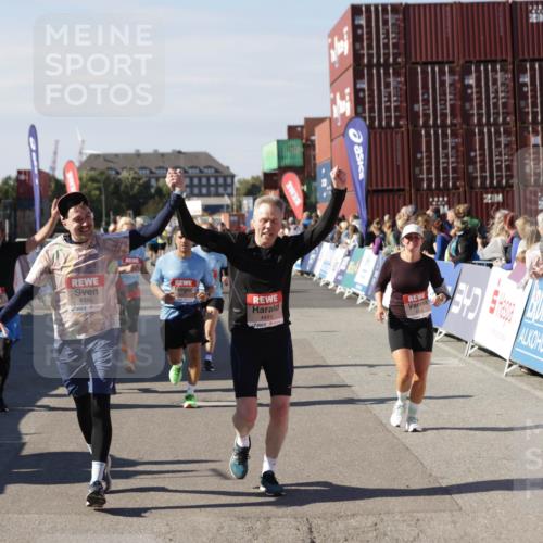 03.10.2025 - Köhlbrandbrückenlauf Jannik Wohlers http://msf.ph/oto/9113467 03.10.2025 13:31:48 Ziel 4415, 4416, 4935, 5057, 5267, 5463, 5817, 6072, 6103, 6297, 6452, 6736 meine-sportfotos.de