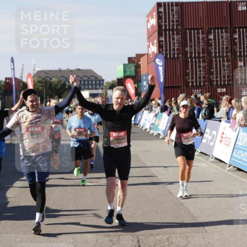03.10.2025 - Köhlbrandbrückenlauf Jannik Wohlers http://msf.ph/oto/9113472 03.10.2025 13:31:48 Ziel 4415, 4416, 4935, 5057, 5267, 5463, 5817, 6072, 6103, 6297, 6452, 6736 meine-sportfotos.de