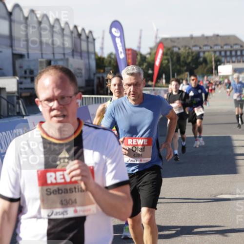 03.10.2025 - Köhlbrandbrückenlauf Jannik Wohlers http://msf.ph/oto/9113476 03.10.2025 13:01:29 Ziel 4047, 4073, 4199, 4219, 4220, 4284, 4292, 4304, 5424, 5915, 6187, 6307, 6775, 6801 meine-sportfotos.de