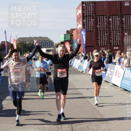 03.10.2025 - Köhlbrandbrückenlauf Jannik Wohlers http://msf.ph/oto/9113479 03.10.2025 13:31:48 Ziel 4415, 4416, 4935, 5057, 5267, 5463, 5817, 6072, 6103, 6297, 6452, 6736 meine-sportfotos.de