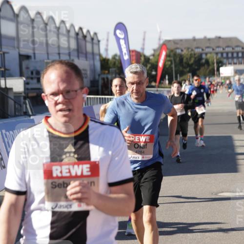 03.10.2025 - Köhlbrandbrückenlauf Jannik Wohlers http://msf.ph/oto/9113483 03.10.2025 13:01:29 Ziel 4047, 4073, 4199, 4219, 4220, 4284, 4292, 4304, 5424, 5915, 6187, 6307, 6775, 6801 meine-sportfotos.de