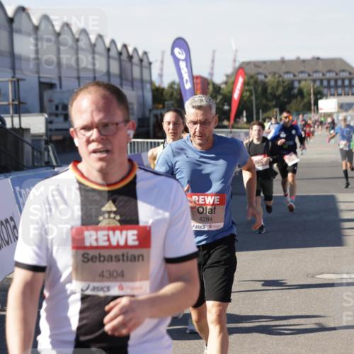 03.10.2025 - Köhlbrandbrückenlauf Jannik Wohlers http://msf.ph/oto/9113489 03.10.2025 13:01:29 Ziel 4047, 4073, 4199, 4219, 4220, 4284, 4292, 4304, 5424, 5915, 6187, 6307, 6775, 6801 meine-sportfotos.de