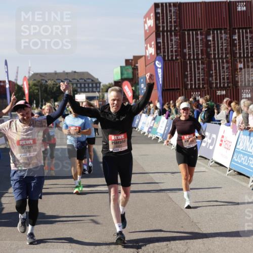 03.10.2025 - Köhlbrandbrückenlauf Jannik Wohlers http://msf.ph/oto/9113494 03.10.2025 13:31:48 Ziel 4415, 4416, 4935, 5057, 5267, 5463, 5817, 6072, 6103, 6297, 6452, 6736 meine-sportfotos.de