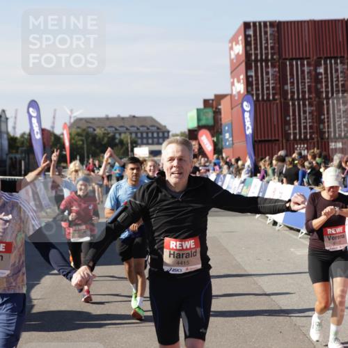 03.10.2025 - Köhlbrandbrückenlauf Jannik Wohlers http://msf.ph/oto/9113500 03.10.2025 13:31:49 Ziel 4415, 4416, 4842, 4935, 5057, 5267, 5463, 5817, 6072, 6103, 6297, 6452, 6736 meine-sportfotos.de