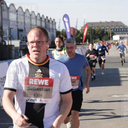03.10.2025 - Köhlbrandbrückenlauf Jannik Wohlers http://msf.ph/oto/9113504 03.10.2025 13:01:29 Ziel 4047, 4073, 4199, 4219, 4220, 4284, 4292, 4304, 5424, 5915, 6187, 6307, 6775, 6801 meine-sportfotos.de