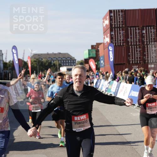 03.10.2025 - Köhlbrandbrückenlauf Jannik Wohlers http://msf.ph/oto/9113509 03.10.2025 13:31:49 Ziel 4415, 4416, 4842, 4935, 5057, 5267, 5463, 5817, 6072, 6103, 6297, 6452, 6736 meine-sportfotos.de