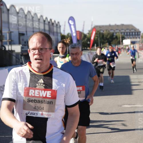 03.10.2025 - Köhlbrandbrückenlauf Jannik Wohlers http://msf.ph/oto/9113511 03.10.2025 13:01:29 Ziel 4047, 4073, 4199, 4219, 4220, 4284, 4292, 4304, 5424, 5915, 6187, 6307, 6775, 6801 meine-sportfotos.de