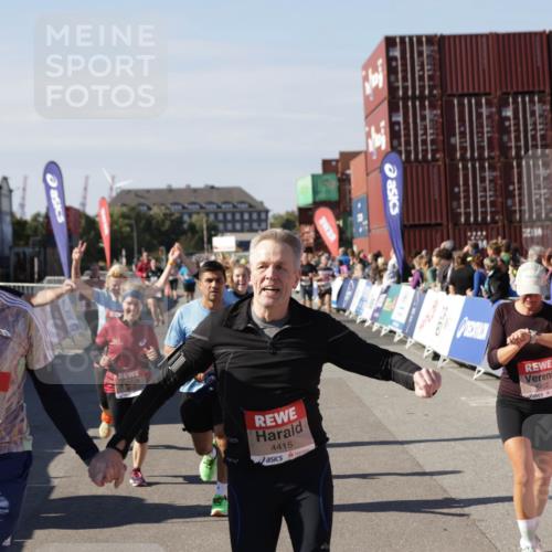 03.10.2025 - Köhlbrandbrückenlauf Jannik Wohlers http://msf.ph/oto/9113514 03.10.2025 13:31:49 Ziel 4415, 4416, 4842, 4935, 5057, 5267, 5463, 5817, 6072, 6103, 6297, 6452, 6736 meine-sportfotos.de