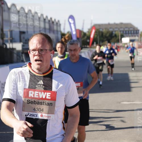 03.10.2025 - Köhlbrandbrückenlauf Jannik Wohlers http://msf.ph/oto/9113518 03.10.2025 13:01:29 Ziel 4047, 4073, 4199, 4219, 4220, 4284, 4292, 4304, 5424, 5915, 6187, 6307, 6775, 6801 meine-sportfotos.de