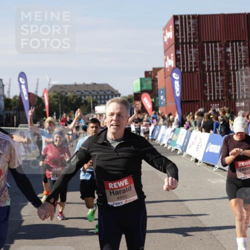 03.10.2025 - Köhlbrandbrückenlauf Jannik Wohlers http://msf.ph/oto/9113520 03.10.2025 13:31:50 Ziel 4415, 4416, 4842, 4902, 4935, 5057, 5267, 5463, 5817, 6072, 6103, 6297, 6452, 6736 meine-sportfotos.de