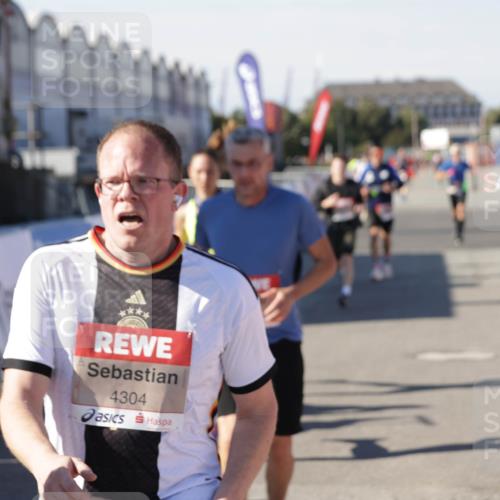 03.10.2025 - Köhlbrandbrückenlauf Jannik Wohlers http://msf.ph/oto/9113525 03.10.2025 13:01:29 Ziel 4047, 4073, 4199, 4219, 4220, 4284, 4292, 4304, 5424, 5915, 6187, 6307, 6775, 6801 meine-sportfotos.de
