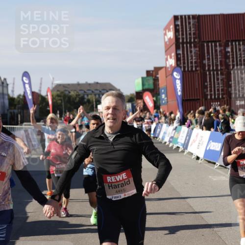 03.10.2025 - Köhlbrandbrückenlauf Jannik Wohlers http://msf.ph/oto/9113527 03.10.2025 13:31:50 Ziel 4415, 4416, 4842, 4902, 4935, 5057, 5267, 5463, 5817, 6072, 6103, 6297, 6452, 6736 meine-sportfotos.de