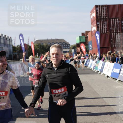 03.10.2025 - Köhlbrandbrückenlauf Jannik Wohlers http://msf.ph/oto/9113538 03.10.2025 13:31:50 Ziel 4415, 4416, 4842, 4902, 4935, 5057, 5267, 5463, 5817, 6072, 6103, 6297, 6452, 6736 meine-sportfotos.de
