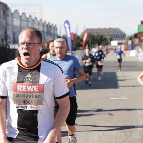 03.10.2025 - Köhlbrandbrückenlauf Jannik Wohlers http://msf.ph/oto/9113547 03.10.2025 13:01:30 Ziel 4047, 4073, 4199, 4219, 4220, 4284, 4292, 4304, 5424, 5915, 6187, 6775, 6801 meine-sportfotos.de