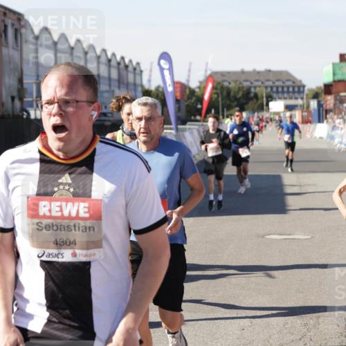 03.10.2025 - Köhlbrandbrückenlauf Jannik Wohlers http://msf.ph/oto/9113554 03.10.2025 13:01:30 Ziel 4047, 4073, 4199, 4219, 4220, 4284, 4292, 4304, 5424, 5915, 6187, 6775, 6801 meine-sportfotos.de