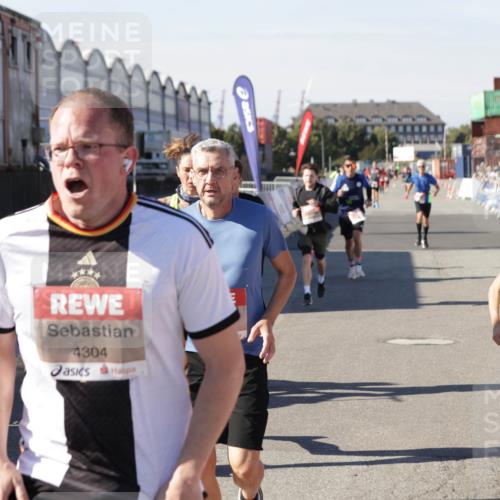 03.10.2025 - Köhlbrandbrückenlauf Jannik Wohlers http://msf.ph/oto/9113560 03.10.2025 13:01:30 Ziel 4047, 4073, 4199, 4219, 4220, 4284, 4292, 4304, 5424, 5915, 6187, 6775, 6801 meine-sportfotos.de