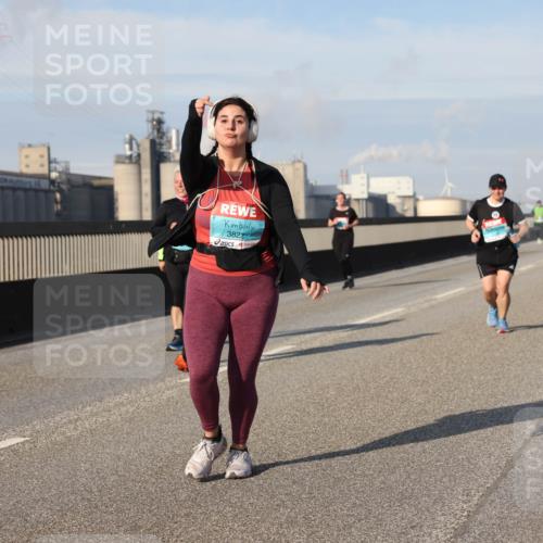 03.10.2025 - Köhlbrandbrückenlauf Lena Gebhardt http://msf.ph/oto/9113573 03.10.2025 10:17:00 Position 2 3822 meine-sportfotos.de