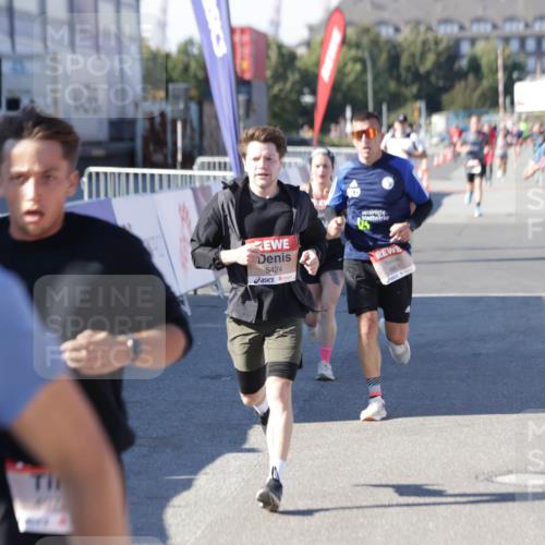 03.10.2025 - Köhlbrandbrückenlauf Jannik Wohlers http://msf.ph/oto/9113575 03.10.2025 13:01:31 Ziel 4047, 4073, 4199, 4219, 4220, 4284, 4292, 4304, 5424, 5915, 6187, 6775, 6801 meine-sportfotos.de