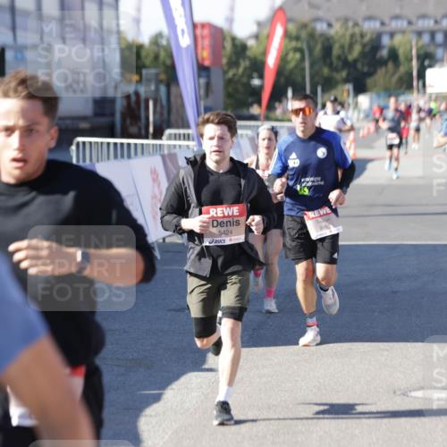 03.10.2025 - Köhlbrandbrückenlauf Jannik Wohlers http://msf.ph/oto/9113582 03.10.2025 13:01:31 Ziel 4047, 4073, 4199, 4219, 4220, 4284, 4292, 4304, 5424, 5915, 6187, 6775, 6801 meine-sportfotos.de