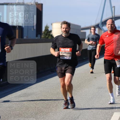 03.10.2025 - Köhlbrandbrückenlauf Strokosch-Dieckow http://msf.ph/oto/9113588 03.10.2025 12:43:43 Position 3 4170, 4042, 4115 meine-sportfotos.de