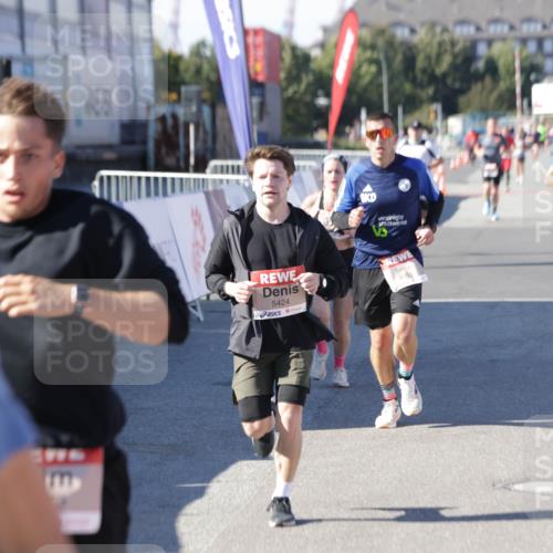 03.10.2025 - Köhlbrandbrückenlauf Jannik Wohlers http://msf.ph/oto/9113589 03.10.2025 13:01:31 Ziel 4047, 4073, 4199, 4219, 4220, 4284, 4292, 4304, 5424, 5915, 6187, 6775, 6801 meine-sportfotos.de