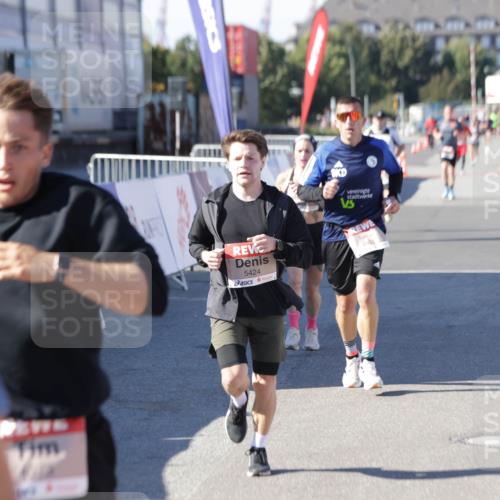 03.10.2025 - Köhlbrandbrückenlauf Jannik Wohlers http://msf.ph/oto/9113596 03.10.2025 13:01:31 Ziel 4047, 4073, 4199, 4219, 4220, 4284, 4292, 4304, 5424, 5915, 6187, 6775, 6801 meine-sportfotos.de