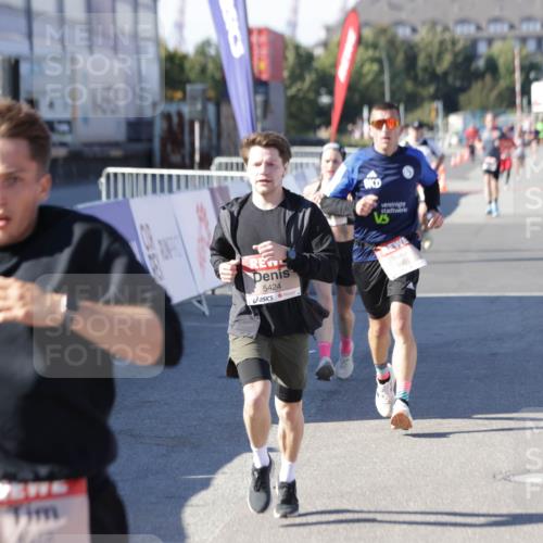 03.10.2025 - Köhlbrandbrückenlauf Jannik Wohlers http://msf.ph/oto/9113601 03.10.2025 13:01:31 Ziel 4047, 4073, 4199, 4219, 4220, 4284, 4292, 4304, 5424, 5915, 6187, 6775, 6801 meine-sportfotos.de