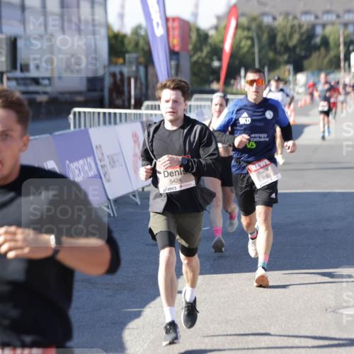 03.10.2025 - Köhlbrandbrückenlauf Jannik Wohlers http://msf.ph/oto/9113610 03.10.2025 13:01:31 Ziel 4047, 4073, 4199, 4219, 4220, 4284, 4292, 4304, 5424, 5915, 6187, 6775, 6801 meine-sportfotos.de