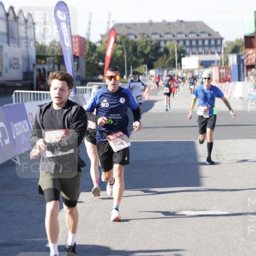 03.10.2025 - Köhlbrandbrückenlauf Jannik Wohlers http://msf.ph/oto/9113622 03.10.2025 13:01:32 Ziel 4047, 4073, 4199, 4219, 4220, 4284, 4292, 4304, 5424, 5915, 6187, 6775, 6801 meine-sportfotos.de