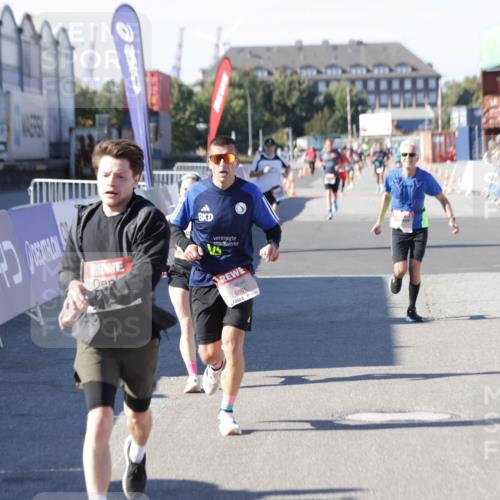 03.10.2025 - Köhlbrandbrückenlauf Jannik Wohlers http://msf.ph/oto/9113628 03.10.2025 13:01:32 Ziel 4047, 4073, 4199, 4219, 4220, 4284, 4292, 4304, 5424, 5915, 6187, 6775, 6801 meine-sportfotos.de